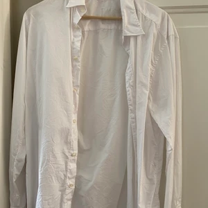 Jätte fin Oscar Jacobson skjorta till sommaren!🤍 - Jätte fin skjorta som jag själv använt till och från. Skulle ha stylat den med ett par shorts och en bikini 💓