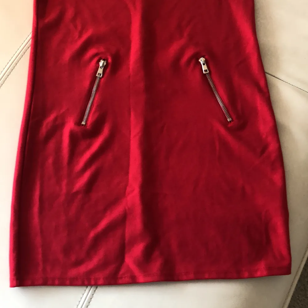 Vacker röd klänning som passar perfekt till julen!. Klänningar.