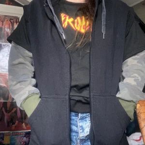 Huvtröja - Huvtröja utan ärmar i rätt så fint skick. Katt i hemmet. 