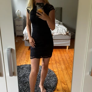 Vera Moda klänning  - Svart Vera Moda klänning, använd 1 gång, jätte fin klänning den kom bara aldrig till användning, storlek 34 pris 90 kr 