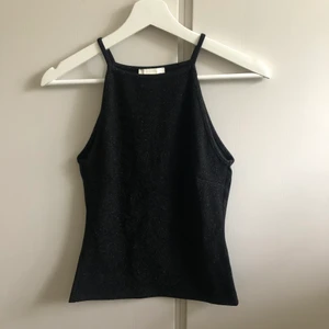 En topp från hm - En jättesnygg glittrig topp från hm. Använd ett par fåtal gånger. Frakt ingår ej i priset.