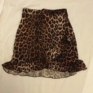 NELLY - Omlottkjol - Söt omlottkjol i mesh! Köpt för ca 200,00 SEK och säljs då jag inte använder den♡ frakt inkl. i pris!! (Den andra bilden är lite suddig men ville ha med en bild från hemsidan)