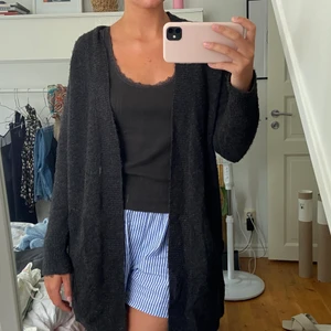 Stickad cardigan från bikbok  - Köpt för ganska längesen. Köparen står för frakten!