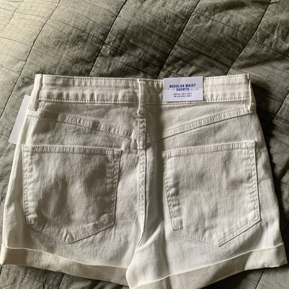 Säljer ett par helt nya vita jeans shorts från HM med lappar kvar. Super fina o storlek 36. Mitt pris 100kr + frakt 💕. Shorts.