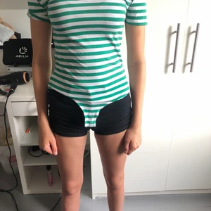 Randig body - Knappt använd, väldigt bra skick. Säljer då den inte används. Det är min lillasyster som har på sig den på bilden💕 Köparen står för frakt men kan samfrakta om man vill ha mer.