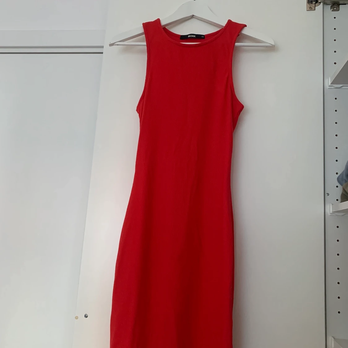 Röd figursydd klänning 