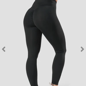 Träningsthights gråa - Säljer mina träningsthights i färgen Anthracite, modell Scrunch V-shape thights från seamless kollektionen från ICanIWill. Använda 1 gång, nypris ca 550. Hör av er vid fler bilder!💞