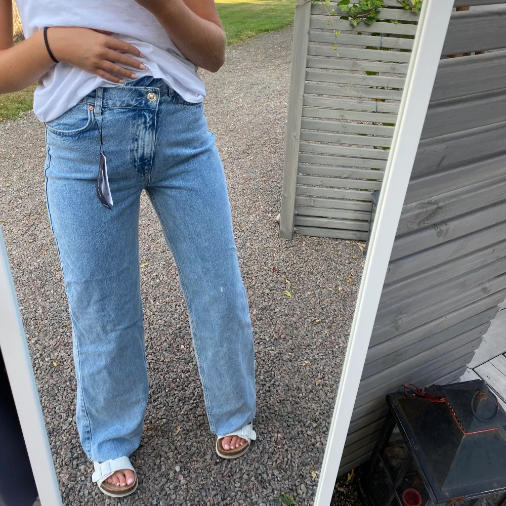 Jeans från stradivarius, helt nya! Har en annorlunda knapp som ger en snygg detalj. Har både i storlek 34 och 36 med lappar kvar. Köpare står för frakt🥰. Jeans & Byxor.