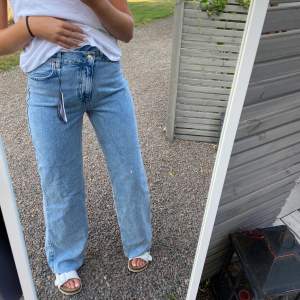 Jeans från stradivarius, helt nya! Har en annorlunda knapp som ger en snygg detalj. Har både i storlek 34 och 36 med lappar kvar. Köpare står för frakt🥰