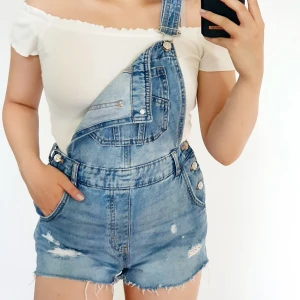 Fina hängselskjorts - Hängselskjorts är ett gulligt och unikt plagg till sommaren. Har använts ett fåtal gånger. 