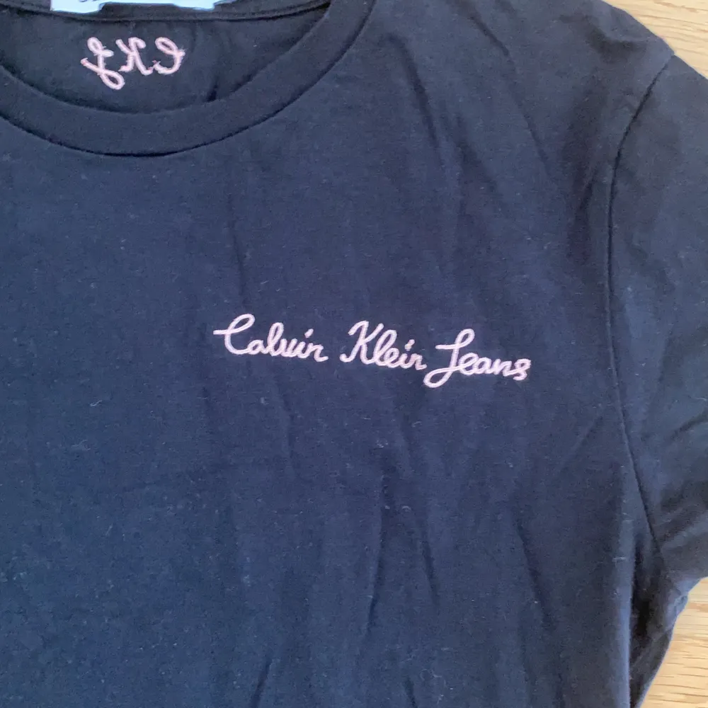Svart Calvin Klein t-shirt. T-shirts.