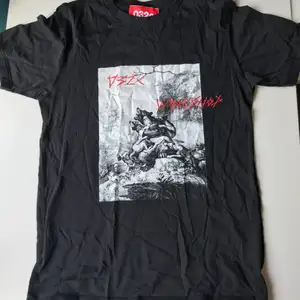authentic 032c tee with cool seams and cool print of wolves killing a bear