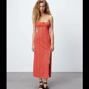 Zara klänning - Kollar intresset på min superfina zara klänning som aldrig är använd så den tyvärr va lite tajt över bysten på mig. Är vanligtvis en M men denna är storlek L, så liten i storleken. Nästan slutsåld på hemsidan. Skriv dm! Budgivning om många är intresserade