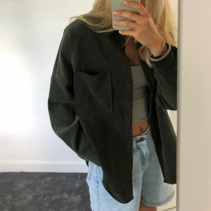 Militärgrön Overshirt zara - Superfin Manchester sommarjacka eller overshirt köpt på zara. Oanvänd i storlek M. Buda eller snabbköp!☺️☺️