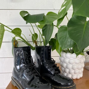 Dr.Martens ”1460 patent” - Säljer mina blanka dr.martens då jag aldrig har användning för de längre! Riktigt balla och kan användas året om. Bra skick!! 🧸