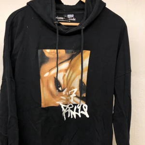 ariana grande munkis - ariana grande munkis i M. sitter bra på mig som brukar ha xs, lite större men fett skönt! 