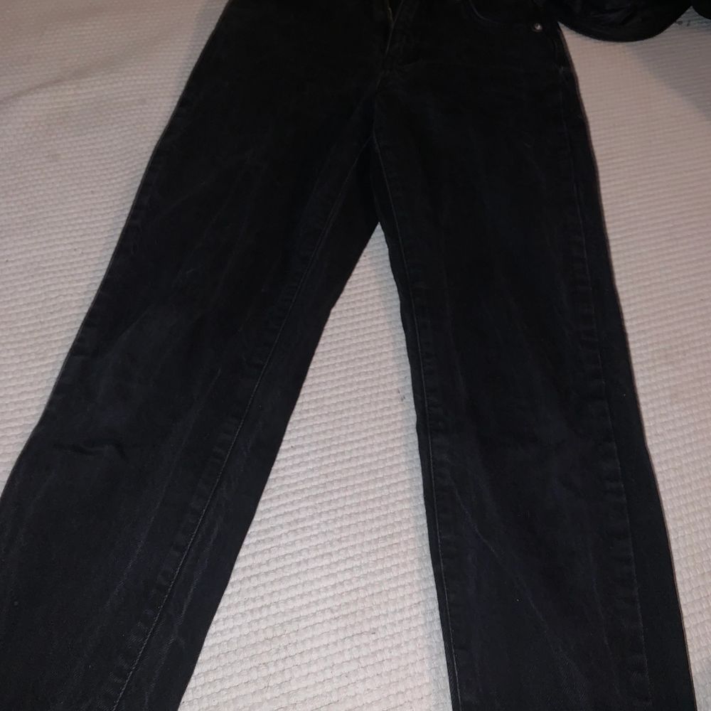 Mom jeans Från ginatricot. Andvänd fåtal gånger. Ordinarie pris 500kr. Jeans & Byxor.
