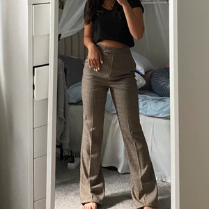 Rutiga kostymbyxor zara - Superfina högmidjade rutiga kostymbyxor från zara. Lite långa på mig som är 160. Storlek S men insydda i midjan så skulle säga att de är en xs/s. Sälja då de tyvärr inte kommer till användning. Köparen står för frakt💕