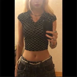 Ascool topp - Säljer nu min as snygga topp som jag fått av min mamma för länge sen. Ja tycker själv att den är såså gullig och passar till så mycket. Toppen har knappar som går att knäppa ända upp till kragen. På de två första bilderna är toppen uppknuten och på sista faller den som vanligt. Skriv jättegärna för fler bilder eller frågor!!🥰(OBS! Pris går såklart att diskutera, men köparen står för frakten!)