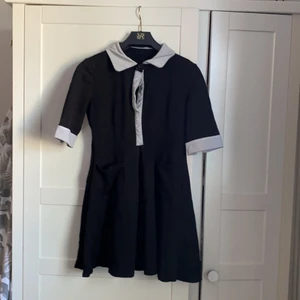 Supersöt svartvit skater dress - Bra skick förutom de små blekta fläckarna (se sista bilden) och att de vita detaljerna är något urtvättade. Fläckarna märks knappt då de är så små. Tyget är tjockt och slitstarkt. Avhämtas i Märsta eller skickas mot fraktkostnad