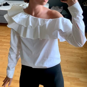 Blus - Säljer denna tjusiga blus i oneshouldermodell som aldrig kommit till användning, har bara provat den. Köpt för 399kr på HM. Priset kan diskuteras!