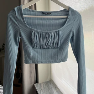 Söt topp  - Säljer en jättefin topp som är köpt på shein! Säljer då den sällan kommer till användning. Använd några gånger men fortfarande i väldigt fint skick. Storlek Xs/34 men stretchigt material. Köparen står för frakt💞