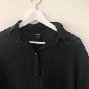 Skjorta - Monki 🌻 - Sval kortärmad skjorta från Monki, lite oversized, älskar denna! Kommer tyvärr inte till användning tillräckligt mycket 🌻