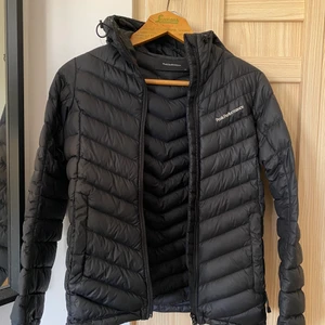 Svart Peak Performance Jacka Strl XS - Svart Peak Performance dunjacka i den klassiska modellen frost down. Använd men ändå i mycket gott skick, inga kända skavanker. Köpt på stadium, originalpris 2799kr. Kontakta gärna vid frågor!💫💫 (kolla gärna in mina andra annonser också)