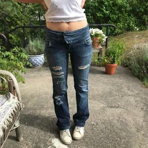 Ripped Y2k jeans! - Asnajs lågmidjade jeans!❤️ storlek 34! Frakt ingår ej!