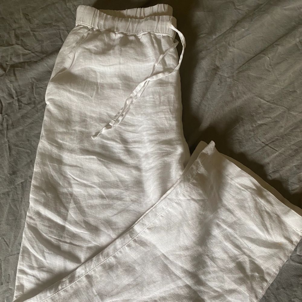 Ett par vita linnebyxor helt nya och aldrig använda. Buda från 350kr eller köp direkt för 500kr!💕   Buda gärna privat . Jeans & Byxor.