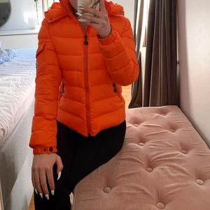 Moncler jacka  - Säljer denna sjukt snygga moncler jackan, den är köpt på en vintage butik därav pris ✨ Jag har endast använt den på en skidsemester och den är kemtvättad efter det 🤎