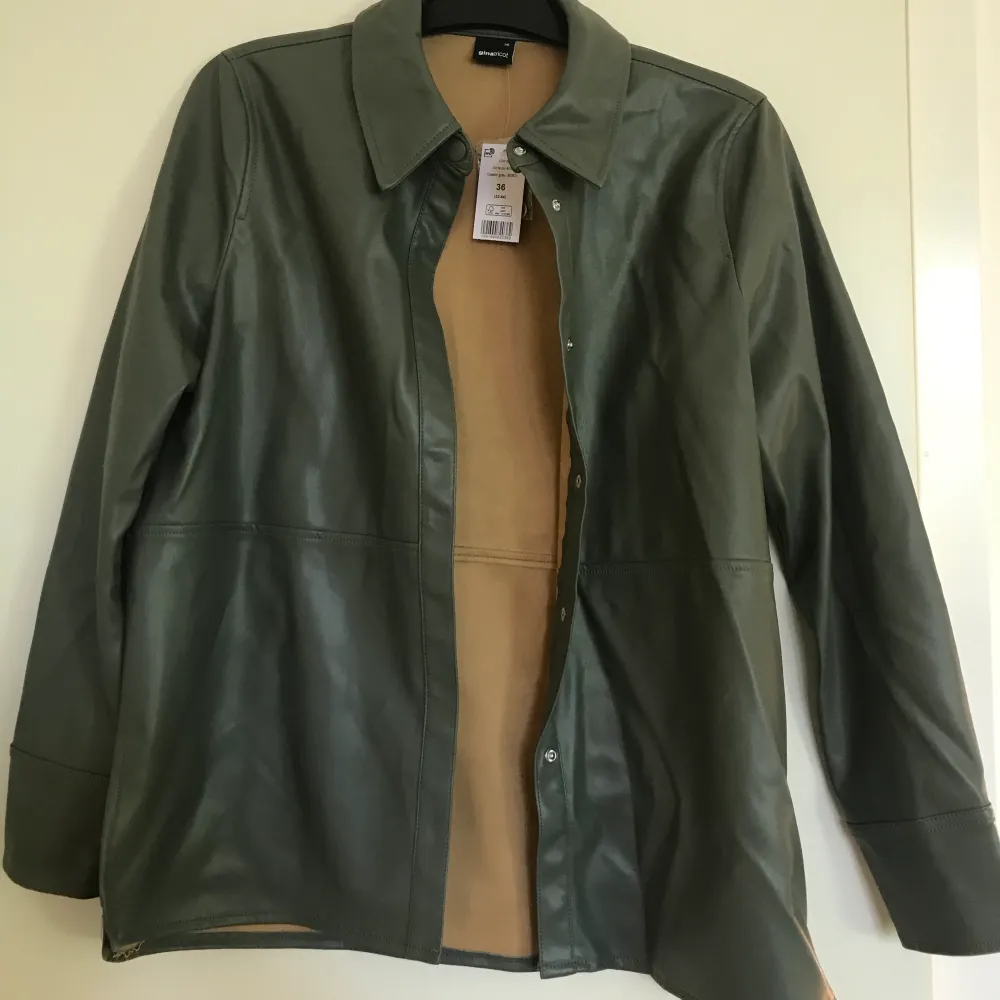 Supersnygg trendig och oanvänd grön läderskjorta, Ginatrcot, stl 36 💚💚. Skjortor.