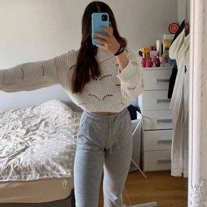 Stickad tröja  - Väldigt fin vit stickad tröja från Gina tricot. Perfekt nu på sommaren över en klänning eller till en kjol. Passar även väldigt bra till hösten 