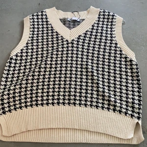 Rutig väst  - En rutig vest från zara och är använd 5 gånger ungefär storlek L och är väldigt fin på 😍😍men kände att det va dags nu ! 