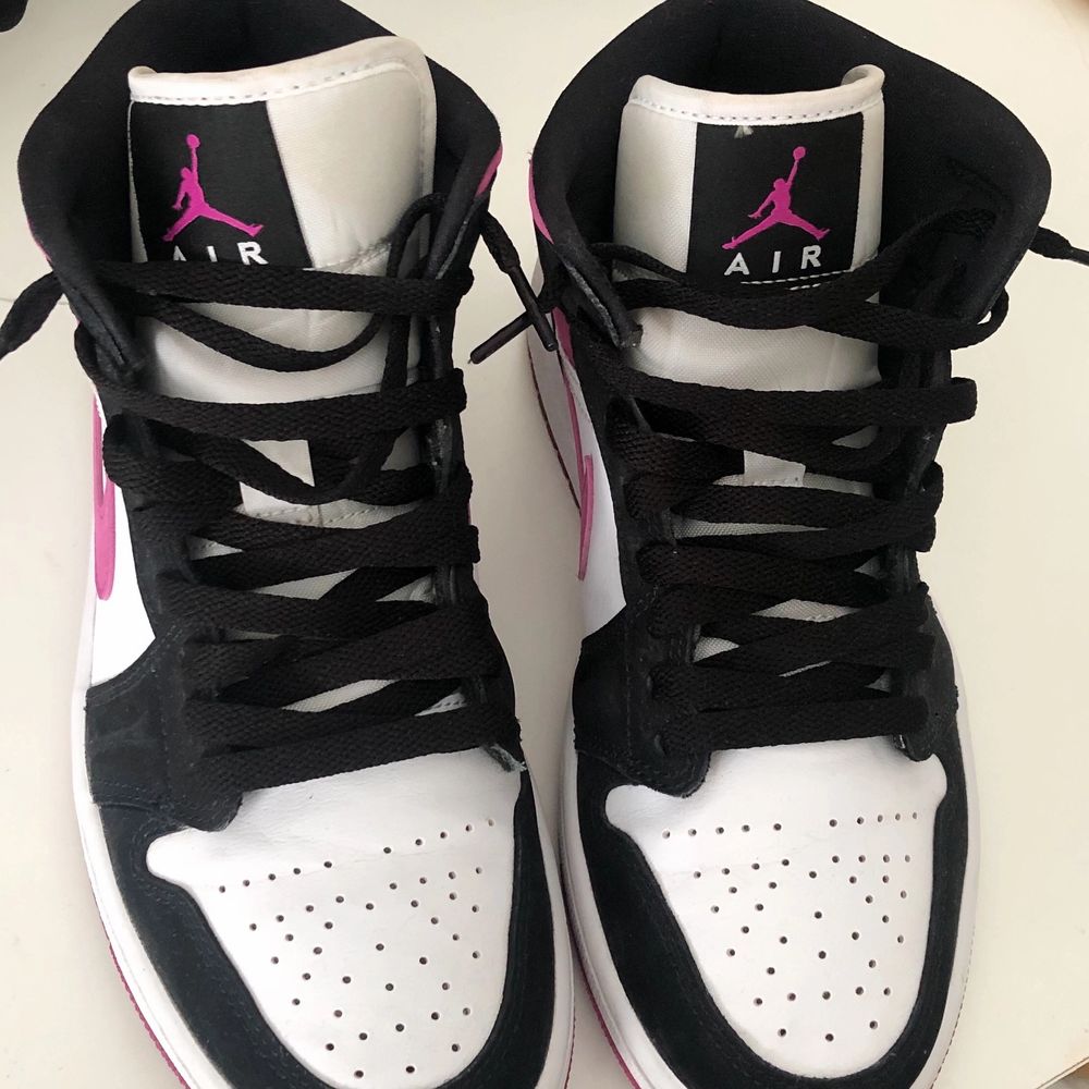 Säljer dessa Jordan 1 i storlek 37,5!! Bara använda fåtal gånger så de är i fint skick. Har bytt skosnören då jag tyckte att originalen var för långa, men man får med de andra också!! Givetvis äkta💞 Säljer vid bra bud. Skor.