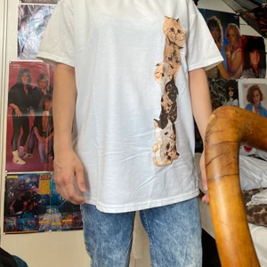 Lång t-shirt  - T-shirt i ganska bra skick förutom nopprighet. Katt i hemmet. T-shirten ska vara overized och sitter som en large på mig som har small. Men stroleken är uppskattad. 