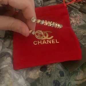 Chanel armband ej äkta  - Säljer mitt Chanel armband kommer ej till användning 150 kr ink påse 
