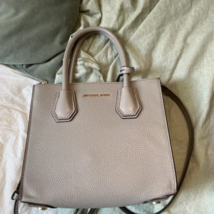Micheal kors väska - Jätte snygg och lagom storlek💕 perfekt skick och slutsåld överallt när jag köpte🎸 köpte för : 2000 kr säljer nu startpris:500kr