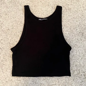 Svart crop top från Zara - Hej! Säljer denna crop top från zara då den inte kom till användning. Den är helt oanvänd och i storlek M, men passar garanterat en S också💞