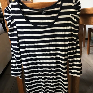 Randig sval tröja storlek XS - Superskön och sval tröja med söta puffärmar