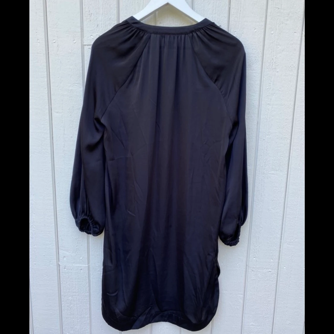 Svart silkig klänning/tunika med tassels  - 90