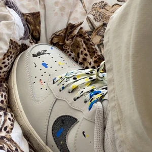 Air force light bone (Slutsålt)  - Aldrig använt (Ute) så dem är helt nya! Dom är i storlek 44 och funkar dessutom till er som har storlek 43! 0739828365 för mer bilder och information! 🤝 till dig som inte bor i linköping funkar frakt, jag har kartongen kvar! 