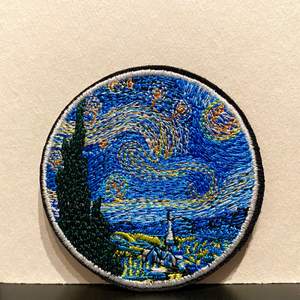 Ett tygmärke av Van Gogh Starry night, 7cm i diameter. (Klister på baksidan som man stryker på med strykjärn)