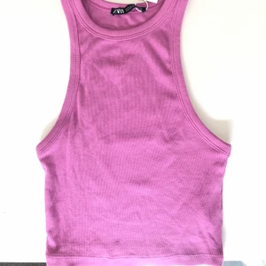 Zara topp! - Supersnygg topp från Zara i en cool lila/rosa färg!! Storlek S men passar även XS då den är stretchig! Lapparna kvar och endast testad!!💞