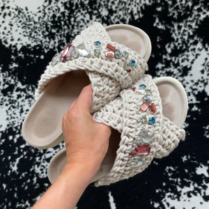 Inuikii tofflor storlek 40  - Säljer mina inuikii tofflor i storlek 40. På hemsidan rekommenderar dem att ta en större storlek så skulle säga att den passar för folk som har 38-40! Dem är köpta på zoovillige innan sommaren! 