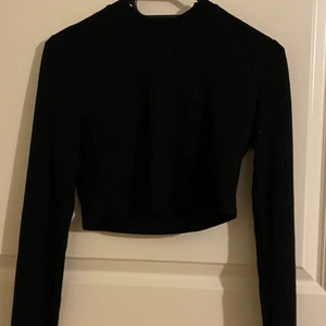 Ribbad tröja - Svart croppad tröja i storlek M, men sitter mer som en S då den är mycket croppad. Bekvämt material och är inte genomskinlig alls 