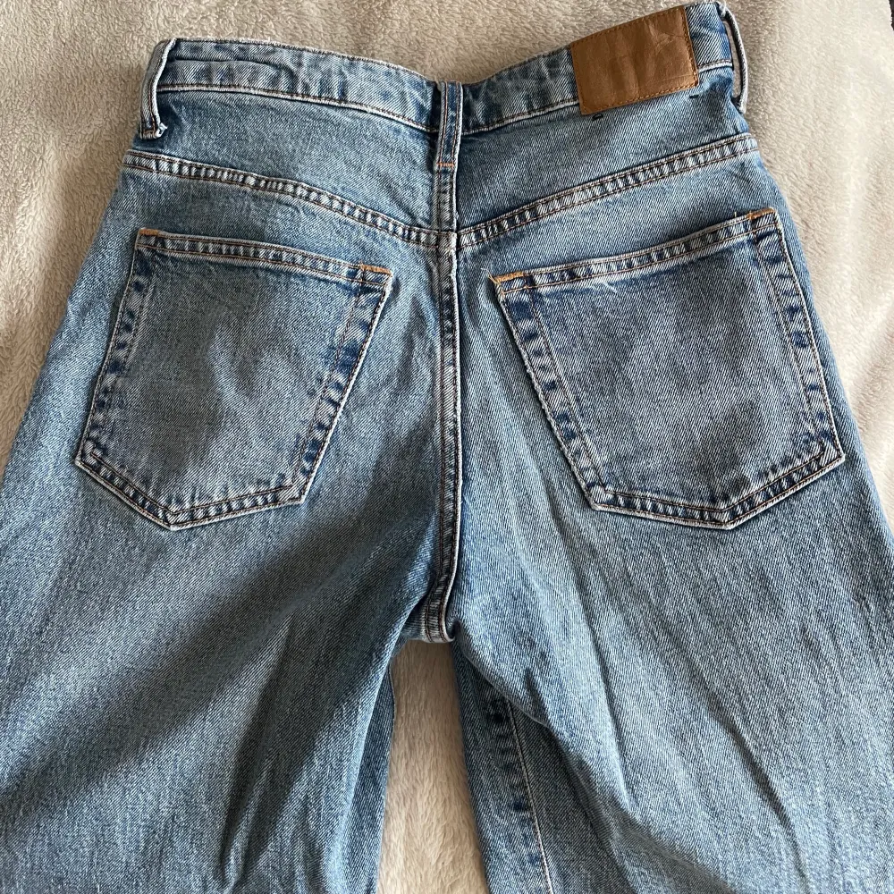 Säljer nu mina fina blåa weekday jeans då de inte kommer till användning. De är använda få gånger och är i nyskick. Köpta för 500kr💕. Jeans & Byxor.