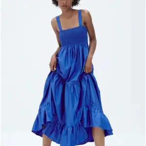 Lång blå klänning, superfin! Från Zara, endast använd en gång! 🥰Storlek S, men passar både xs och m eftersom det är töjbart tyg. Kan skicka mer bilder vid intresse☺️Frakt tillkommer💕