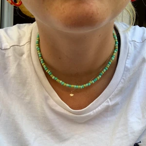 Grönt egenpärlat halsband 💚 - Grönt egenpärlat halsband 💚 