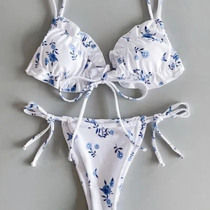 Bikini 👙  - Säljer denna snygga bikini från SHEIN, då den inte passade mig. Storlek M, väldigt true to size och utseende. 🌸 Aldrig använd, endast provad, ligger kvar i förpackningen. Pris 100kr inkl. frakt. 👙😎☀️